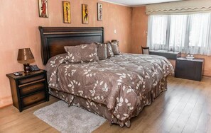 Habitación de lujo doble | Ropa de cama de alta calidad, caja fuerte, escritorio y cunas (de pago)