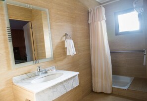 Habitación doble superior | Baño | Tina con regadera, amenidades de baño gratuitas, secadora de cabello 