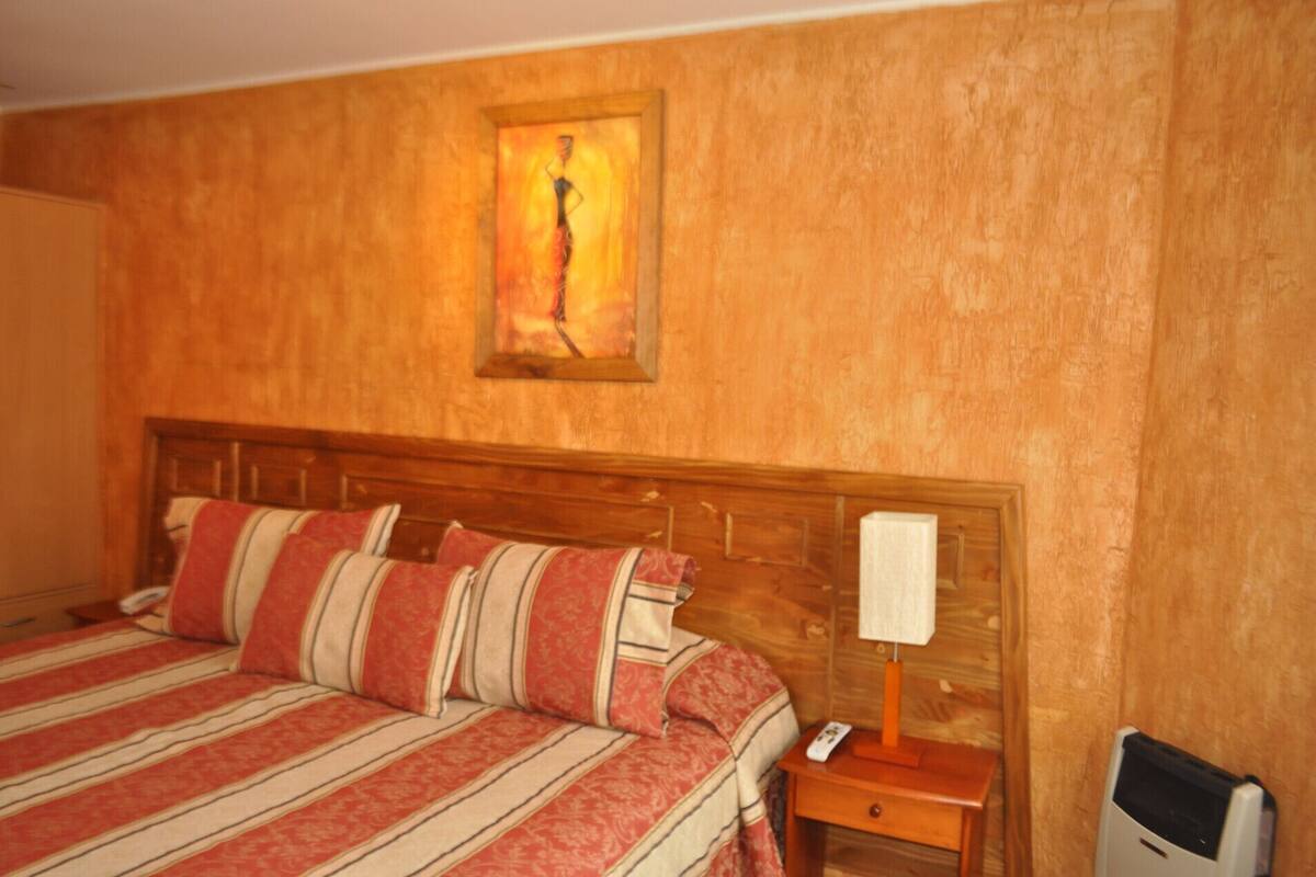 Premium bedding, in-room safe, desk, cribs/infant beds