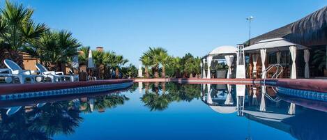 Una piscina al aire libre de temporada