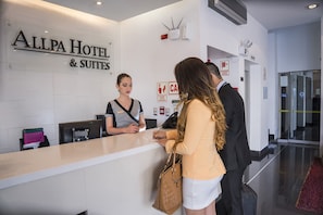 Mostrador de check-in y check-out
