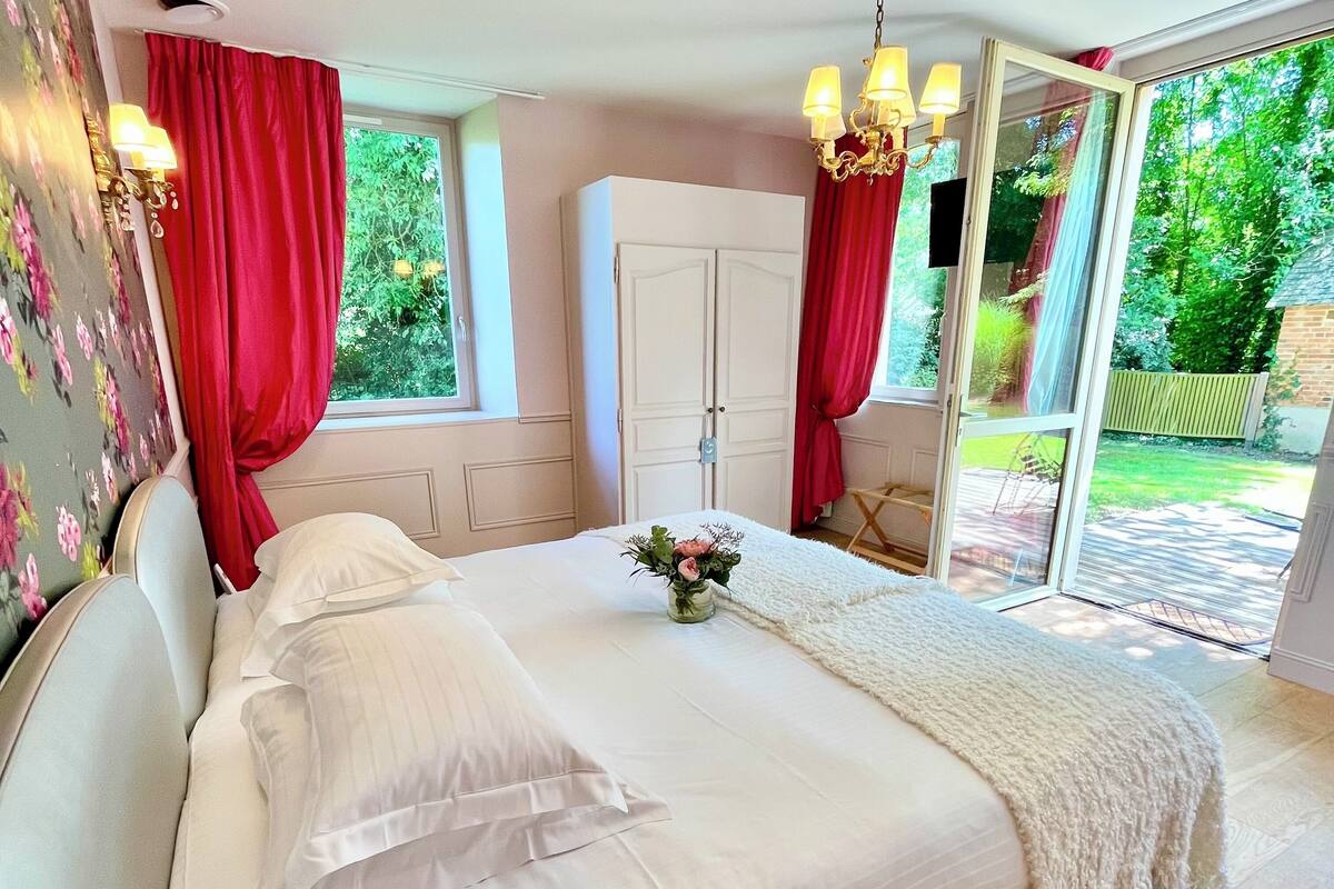 traditional double room ( (in elisabeth detached house) ) | 1 bedroom, in-room safe, blackout curtains, soundproofing