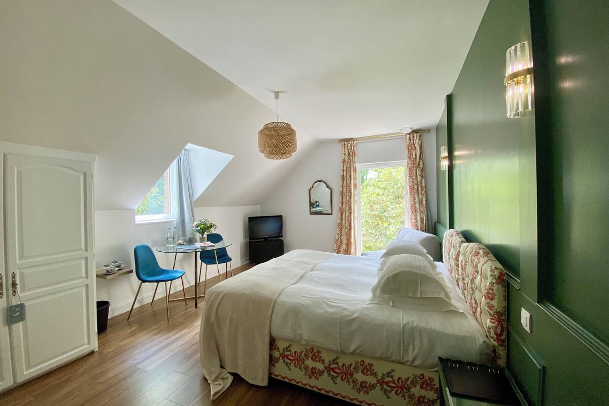 traditional double room ( (in elisabeth detached house) ) | 1 bedroom, in-room safe, blackout curtains, soundproofing