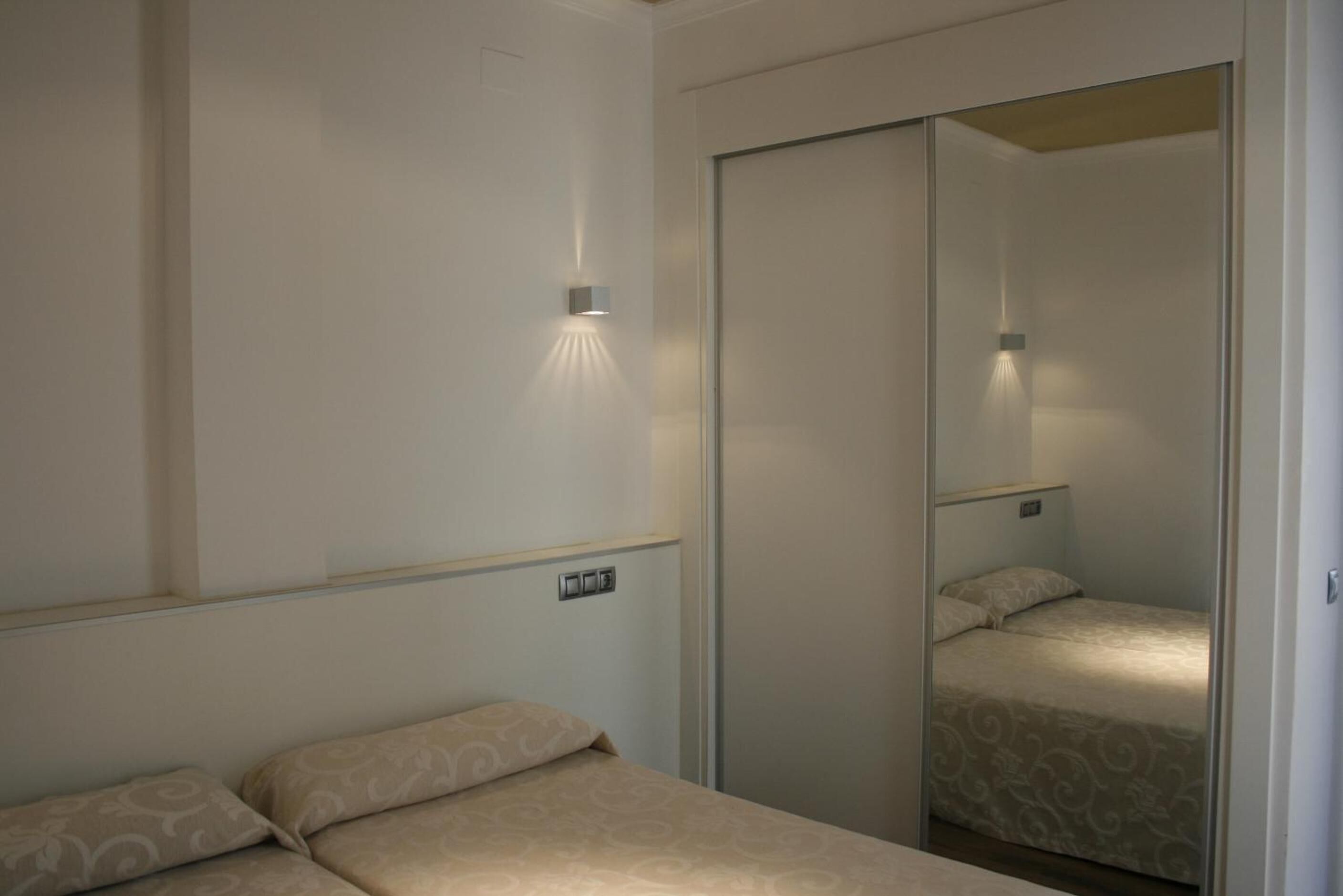 1 dormitorio, tabla de planchar con plancha, cunas (de pago)