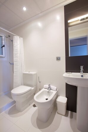 Appartamento Standard, 1 camera da letto, balcone, vista mare parziale | Bagno | Doccia, asciugacapelli, bidet, asciugamani