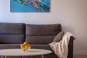 Standard-Apartment, 1 Schlafzimmer, Balkon, eingeschränkter Meerblick | Wohnbereich | 32-Zoll-Flachbildfernseher mit Satellitenempfang, Fernseher