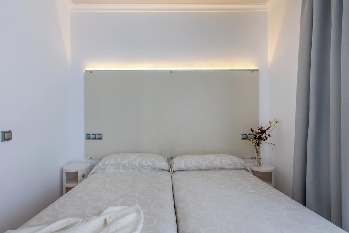 1 habitación, tabla de planchar con plancha y cunas