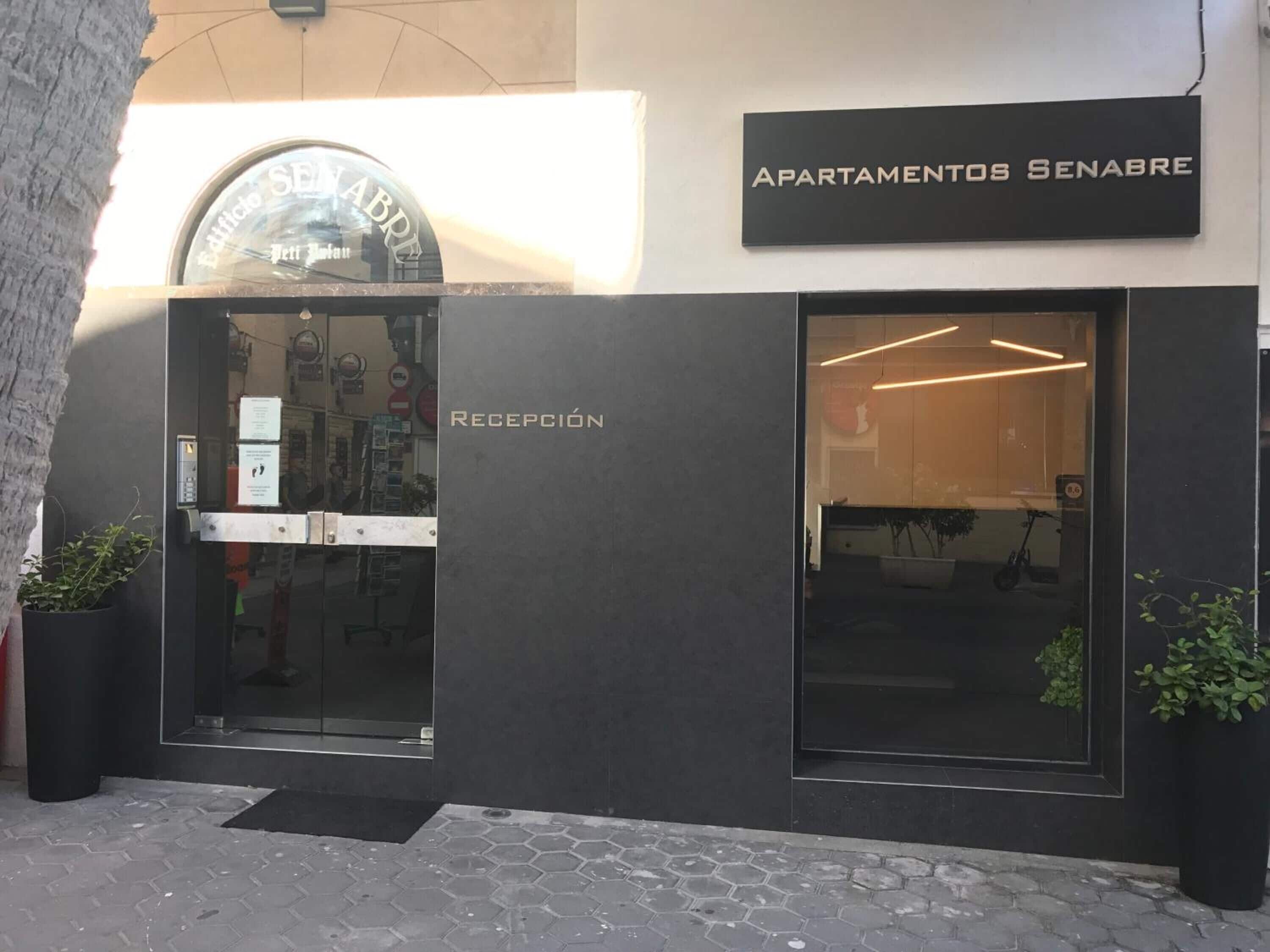 A building with a reception area and a sign reading "APARTAMENTOS SENABRE".