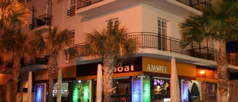 Facciata della struttura - sera/notte