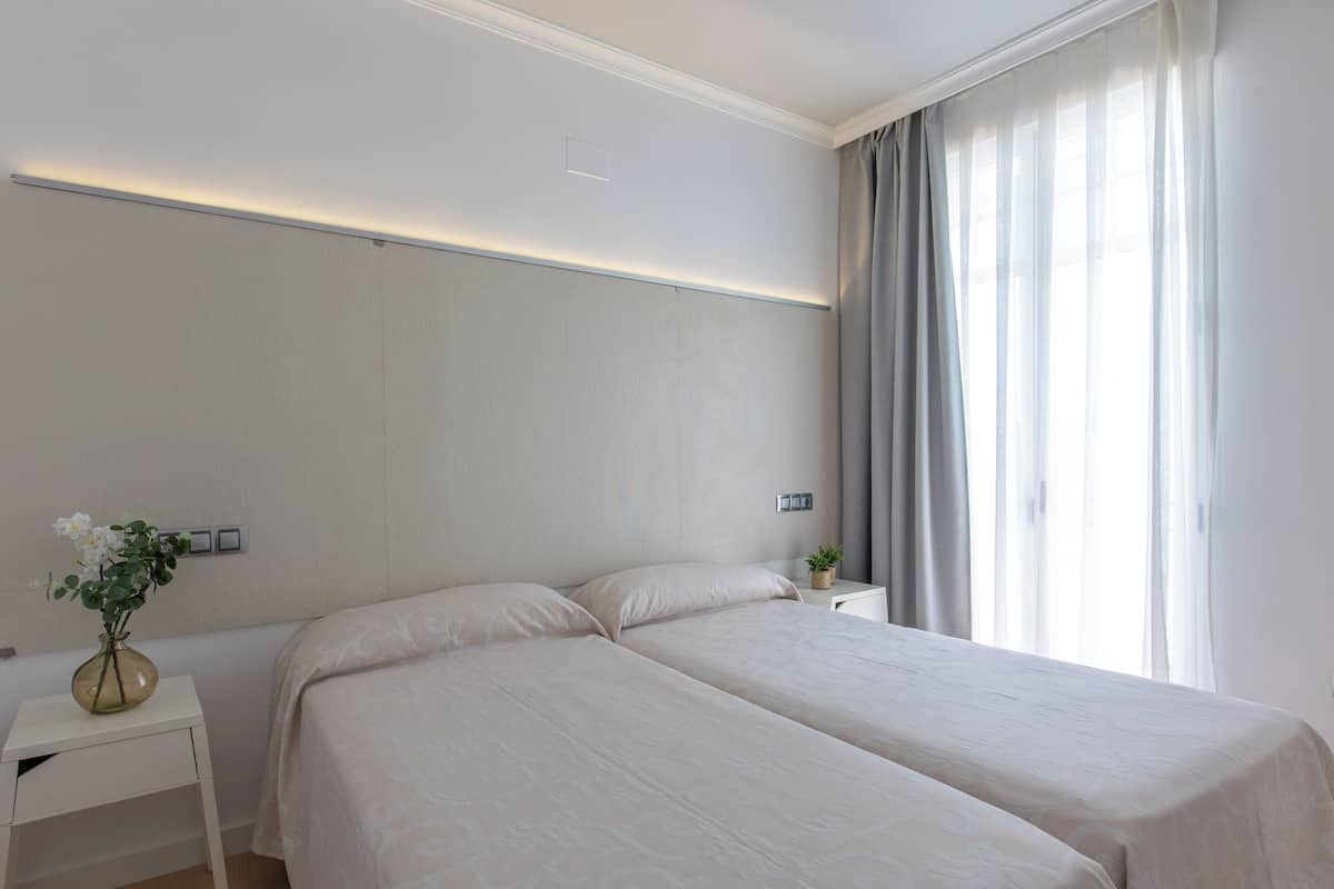 1 habitación, tabla de planchar con plancha y cunas