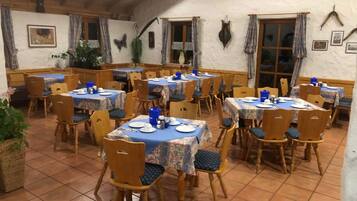 TĂ€gliches FrĂŒhstĂŒcksbuffet (14 EUR pro Person)