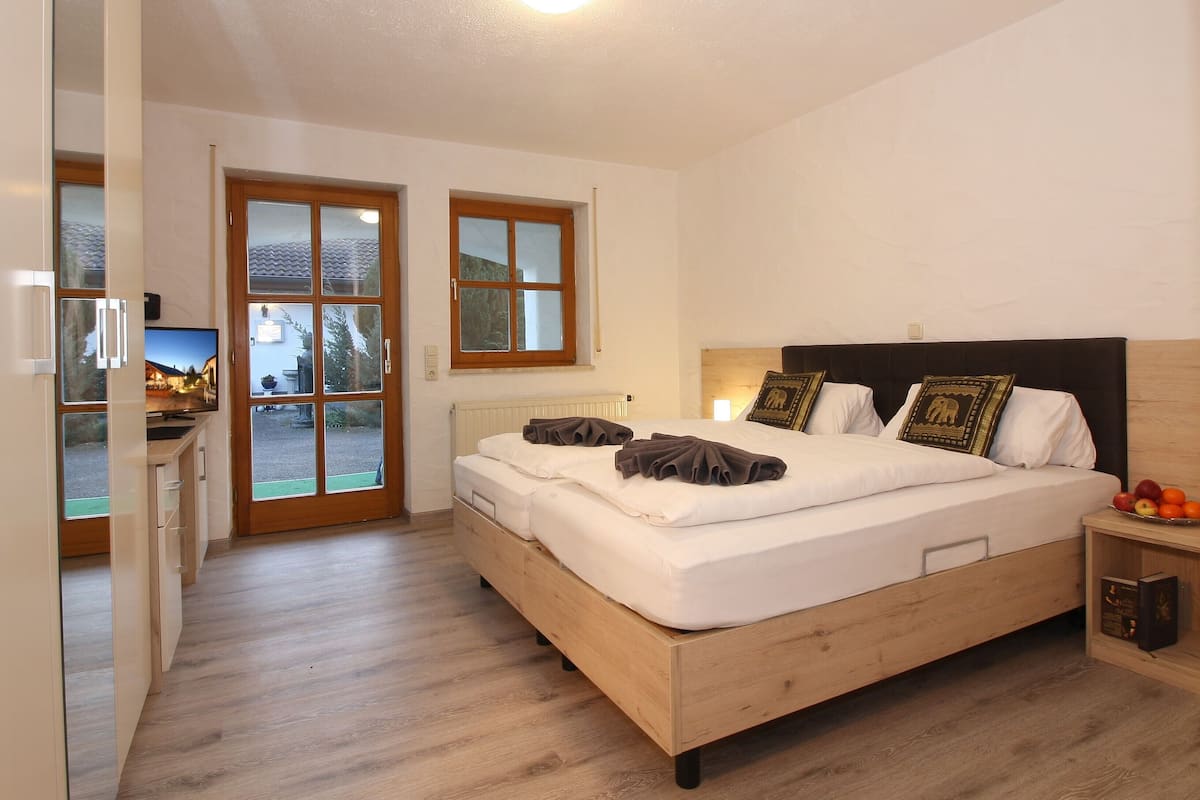 Comfort Double Room | In-room safe, desk, free WiFi, bed sheets