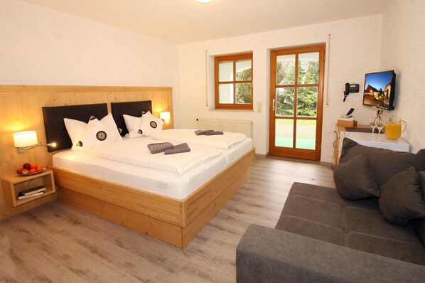 Comfort Double Room | In-room safe, desk, free WiFi, bed sheets