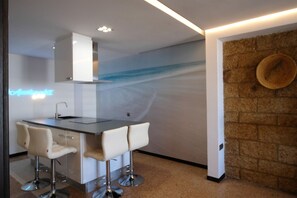 Deluxe Apartment, 1 Queen Bed with Sofa bed, Sea View | Private kitchen - Apartamentos La Nogalera (Torremolinos)