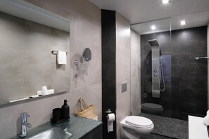Deluxe appartement, 1 queensize bed met slaapbank, uitzicht op zee | Badkamer | Een aparte badkuip en douche, handdoeken, toiletpapier
