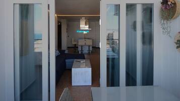 Apartamento Deluxe, 1 cama de matrimonio con sofá cama, vistas al mar | Terraza o patio