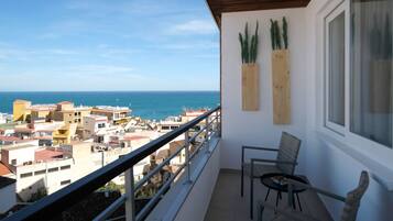 Apartamento Deluxe, 1 cama de matrimonio con sofá cama, vistas al mar | Terraza o patio