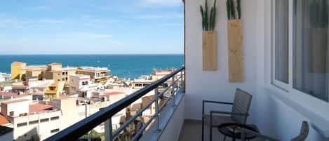 Leilighet – deluxe, 1 queensize-seng med sovesofa, sjøutsikt | Terrasse/patio