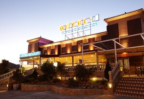 A hotel with a prominent sign reading "HOTEL RESTAURANTE" and a smaller sign for "CAFETERIA RESTAURANTE" below it. - Hotel Las Terrazas (Albolote)