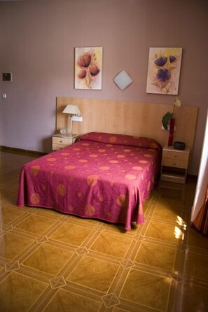 Dobbeltrom | Dundyner, skrivebord, strykejern/-brett og wi-fi (inkludert)