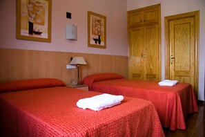 Daunenbettdecken, Schreibtisch, Bügeleisen/Bügelbrett, kostenloses WLAN