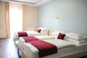 Sengetøy av topp kvalitet, minibar, safe på rommet og skrivebord