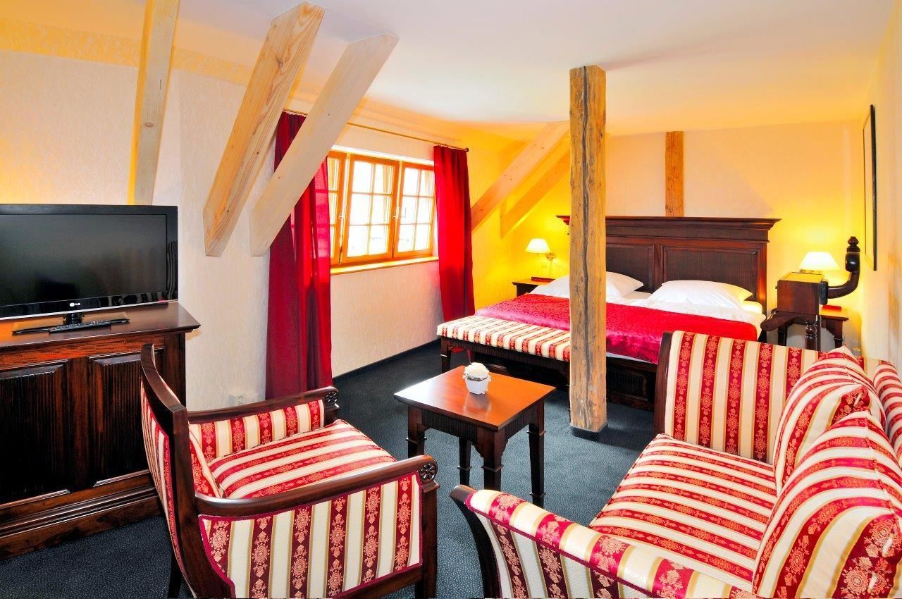 deluxe double room | minibar, in-room safe, individually decorated, desk
