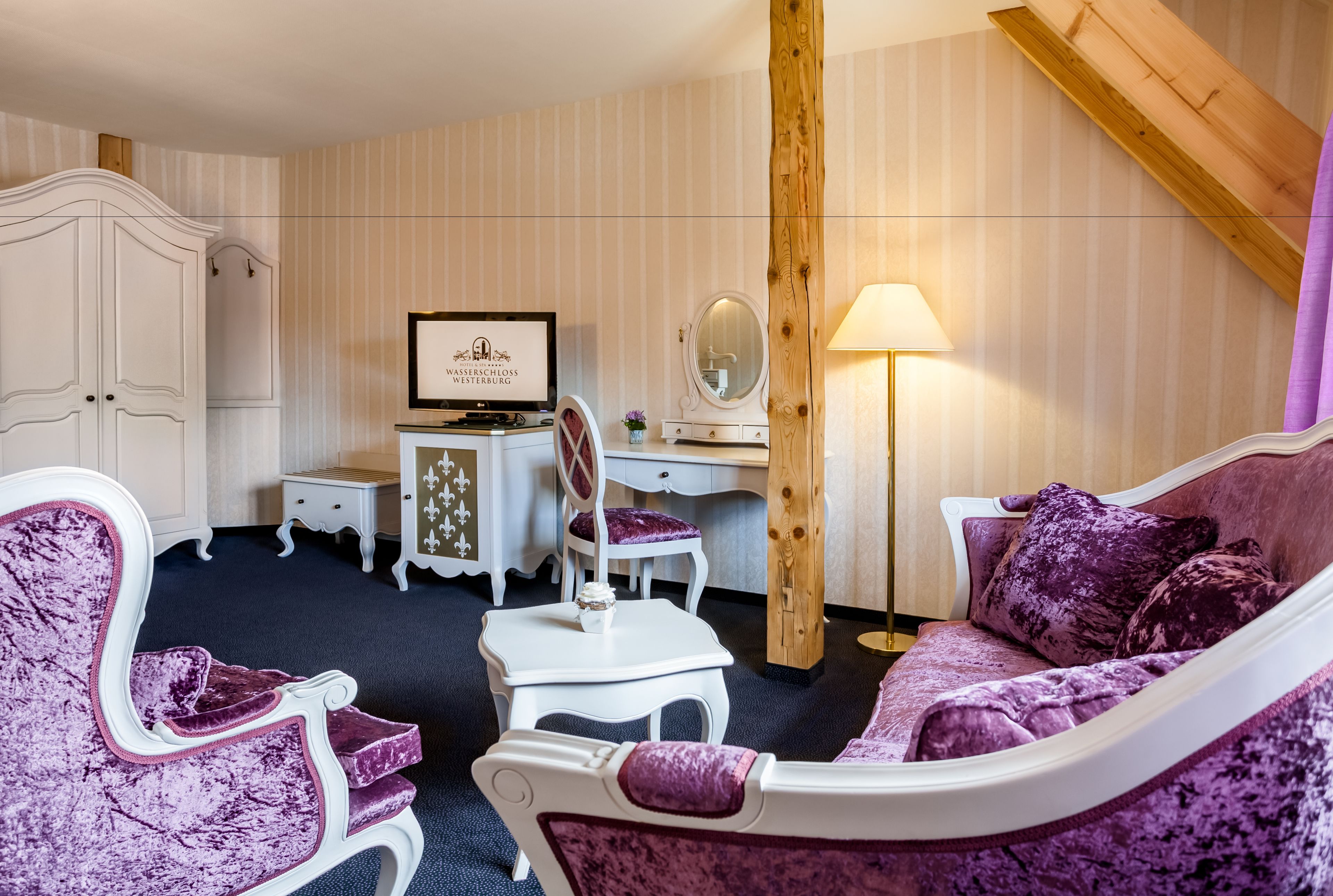 deluxe double room | living area | flat-screen tv