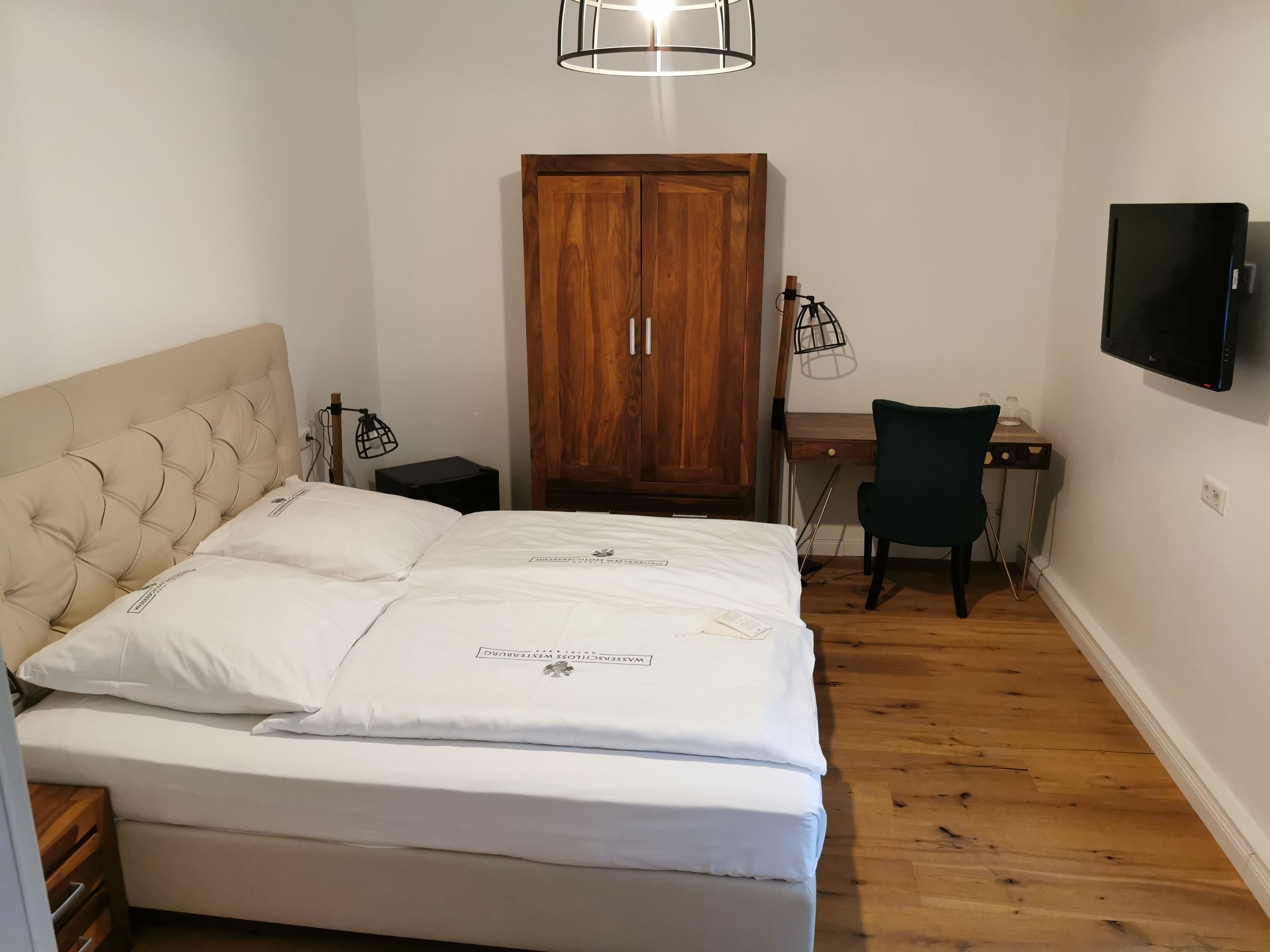 Minibar, caja de seguridad en la habitación y decoración personalizada 