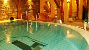 Bastu, bubbelpool, kroppsbehandlingar och massage med varma stenar