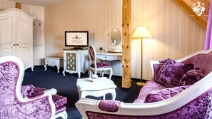 Minibar, caja de seguridad en la habitación y decoración personalizada 