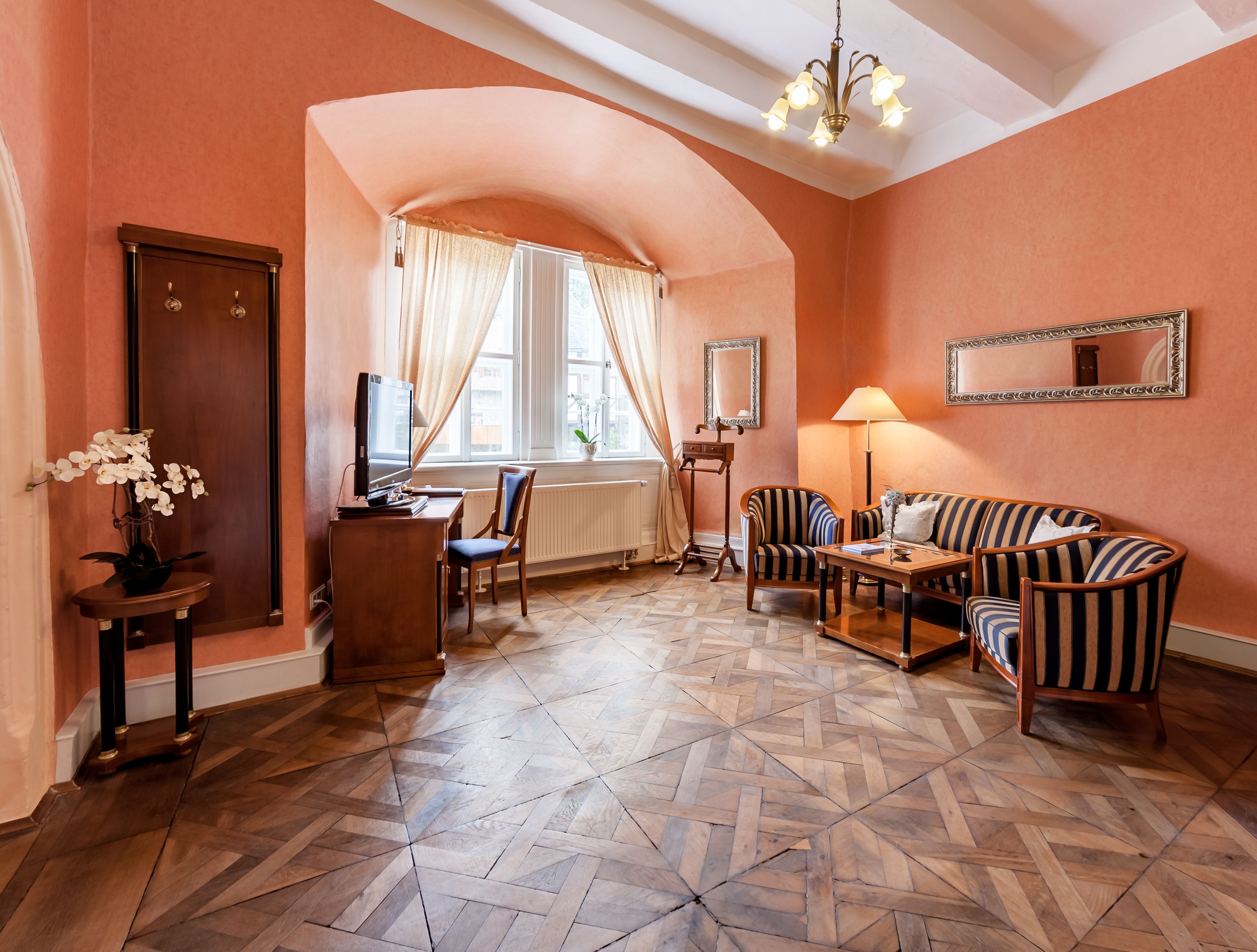 deluxe double room | living area | flat-screen tv