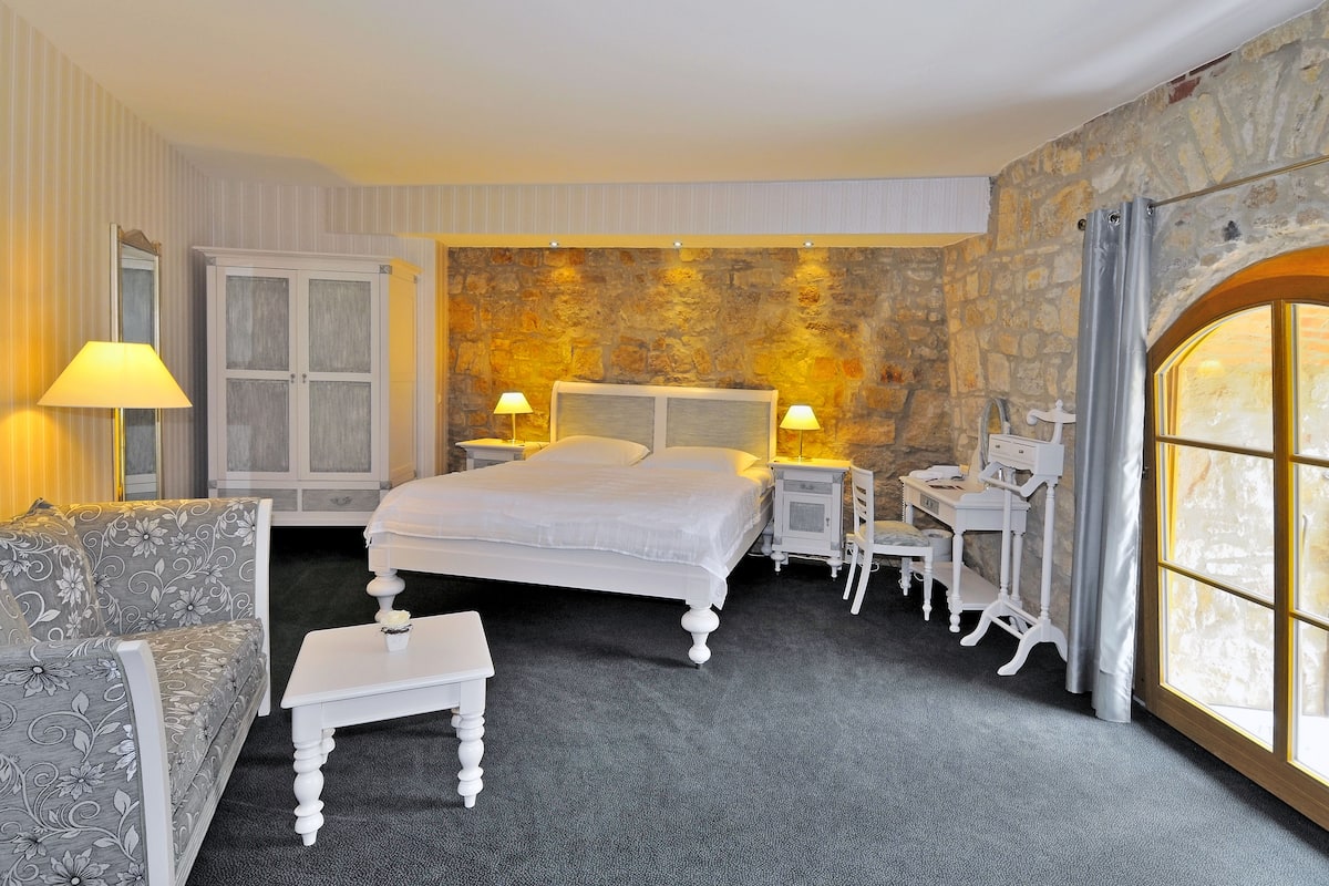 deluxe double room | minibar, in-room safe, individually decorated, desk