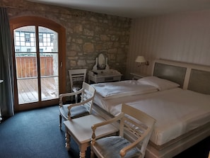 Superior Double Room, Balcony | Minibar, in-room safe, individually decorated, desk - Hotel & Spa Wasserschloss Westerburg (Huy)