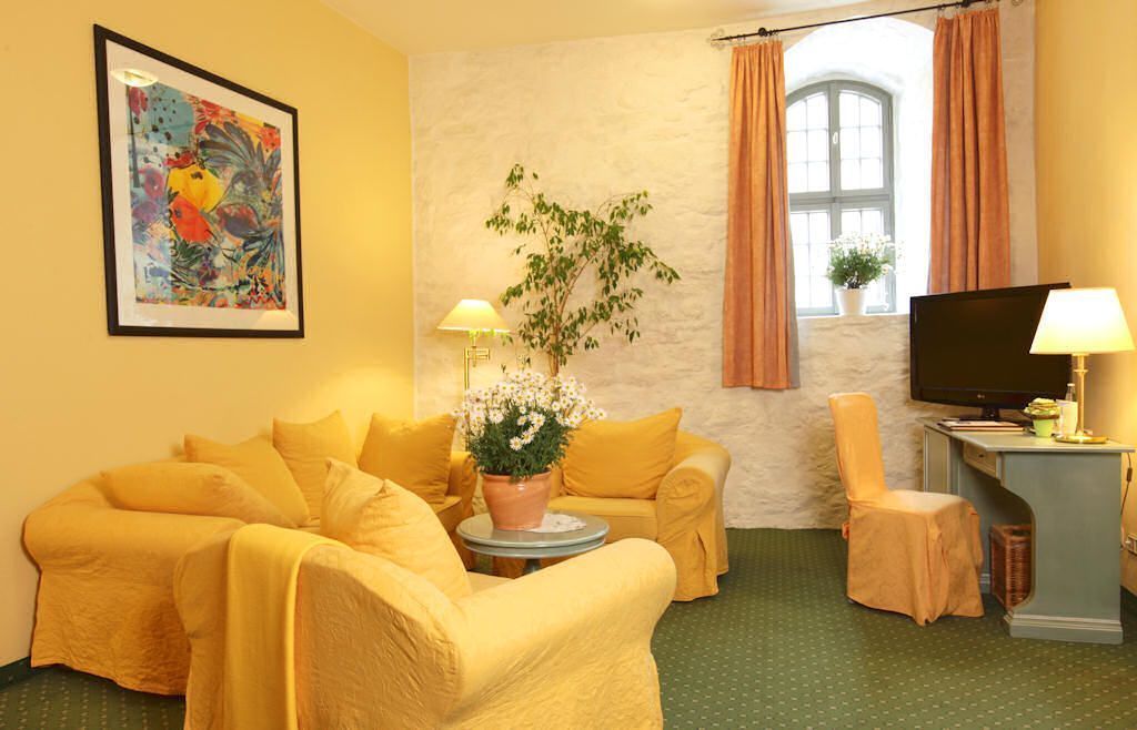 double room | living area | flat-screen tv