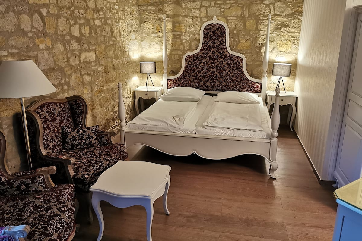 Minibar, coffres-forts dans les chambres, bureau, chambres insonorisées
