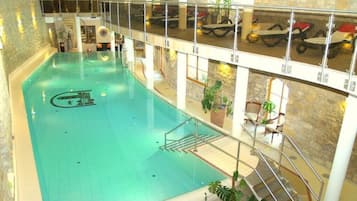 2 indendørs pools, åben fra kl. 08.00 til kl. 21.00, liggestole