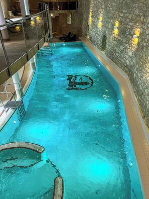 2 Innenpools, geöffnet von 08:00 Uhr bis 21:00 Uhr, Liegestühle