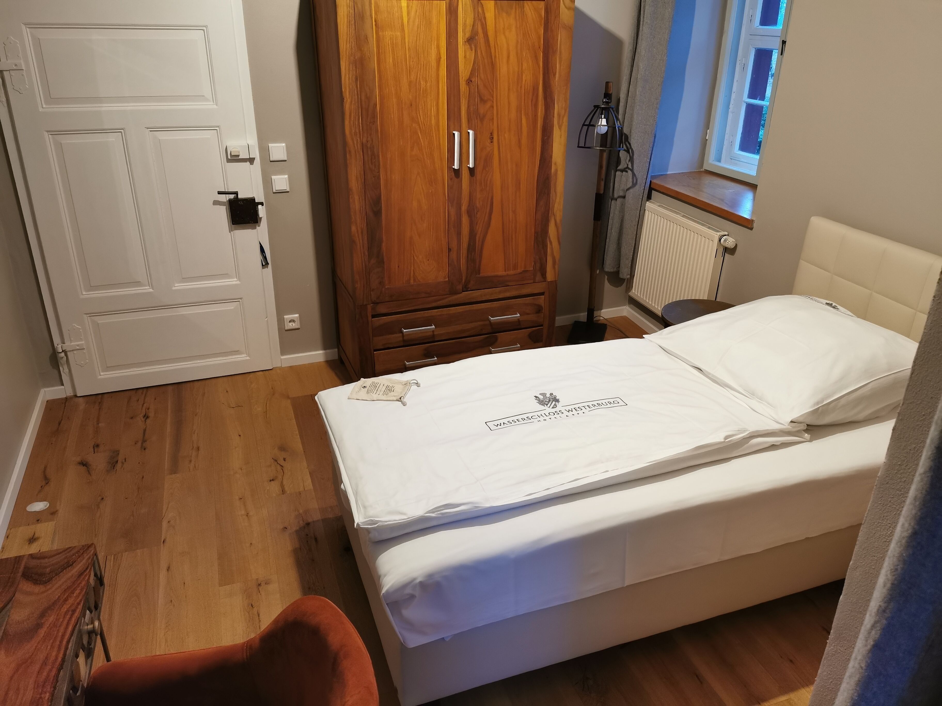 Minibar, caja de seguridad en la habitación y decoración personalizada 