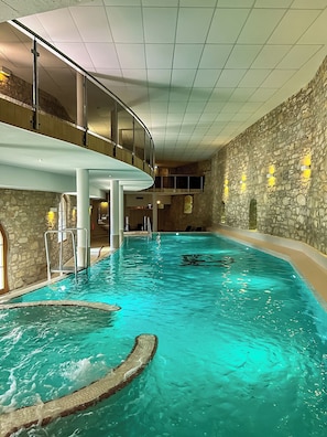 2 Innenpools, geöffnet von 08:00 Uhr bis 21:00 Uhr, Liegestühle