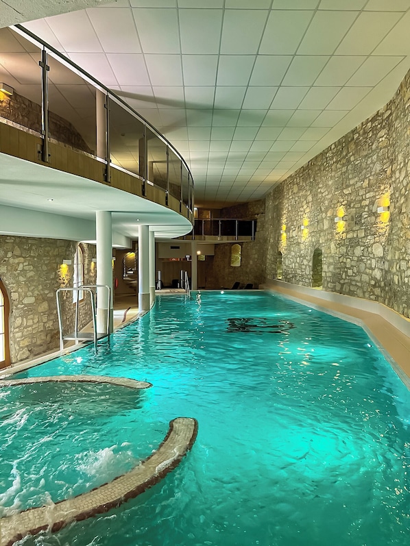 2 indoor pools, open 8:00 AM to 9:00 PM, sun loungers - Hotel & Spa Wasserschloss Westerburg (Huy)