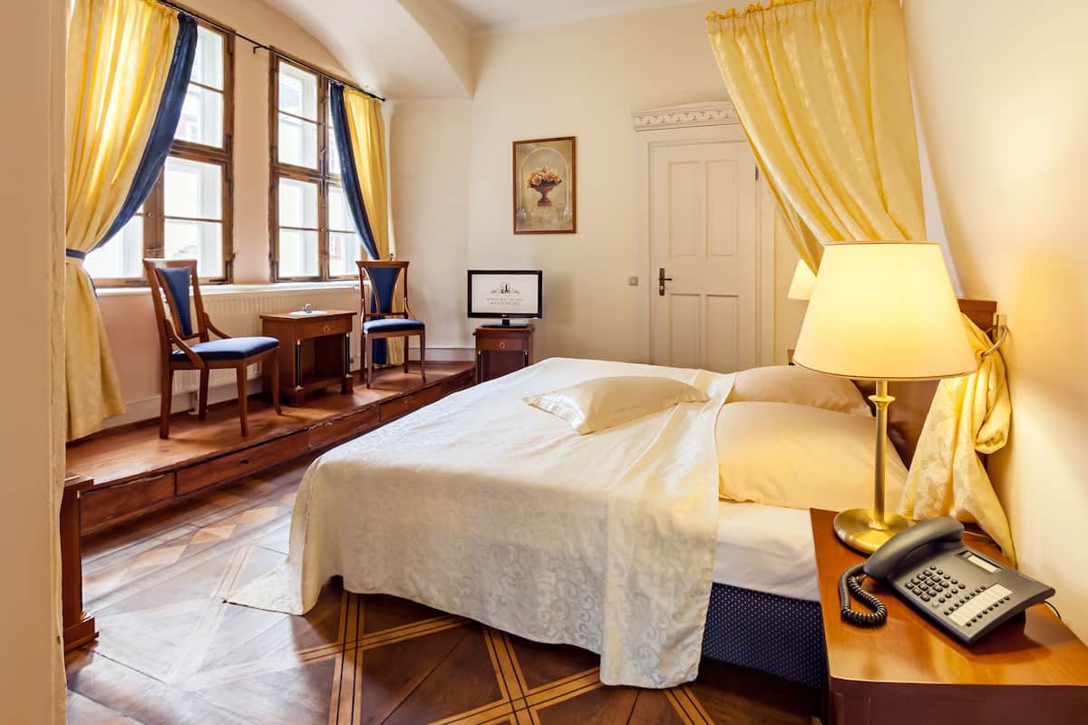 deluxe double room | minibar, in-room safe, individually decorated, desk