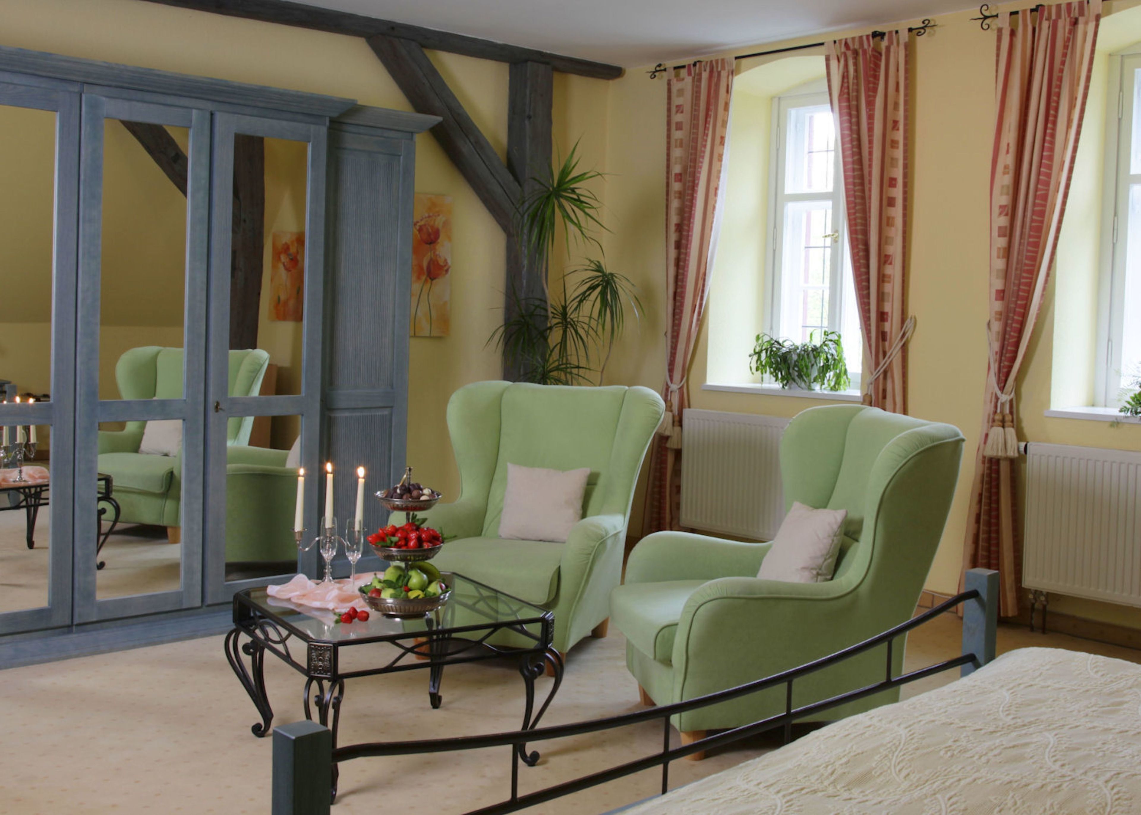 double room | minibar, in-room safe, individually decorated, desk