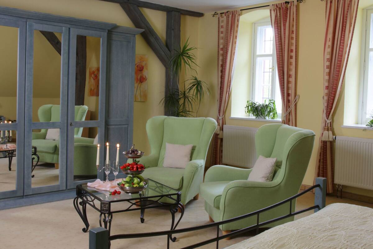 double room | minibar, in-room safe, individually decorated, desk