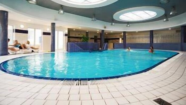 Una piscina cubierta