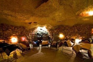 Een sauna, een bubbelbad, een stoombad, hydrotherapie, sportmassages