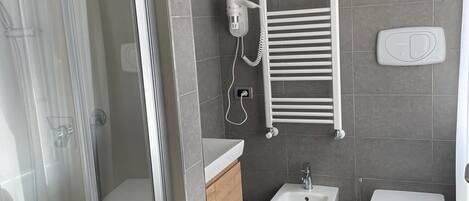 Dobbeltrom – superior | Bad | Dusj, toalettartikler (inkludert), hårføner og bidé