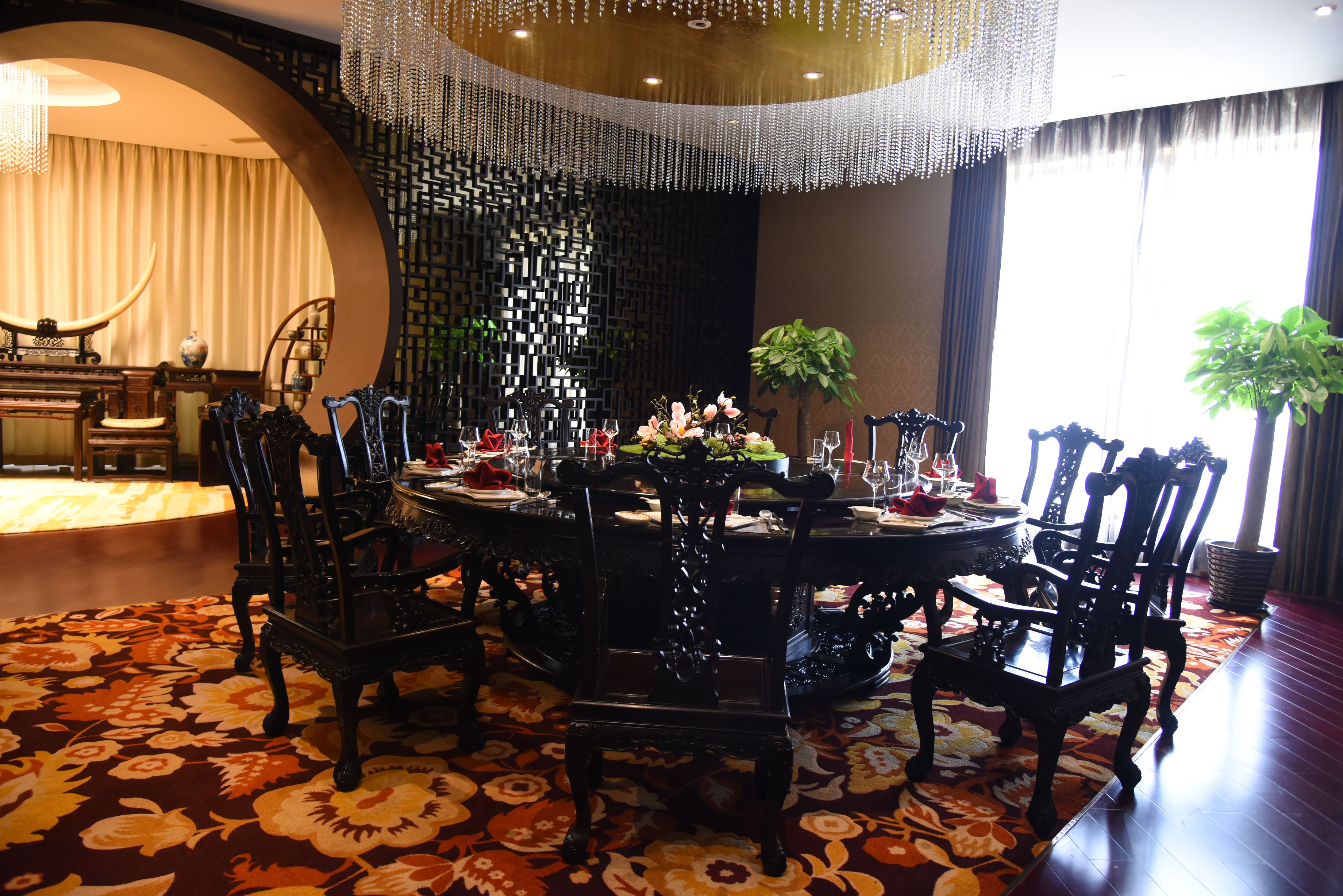 3 restaurants, breakfast served