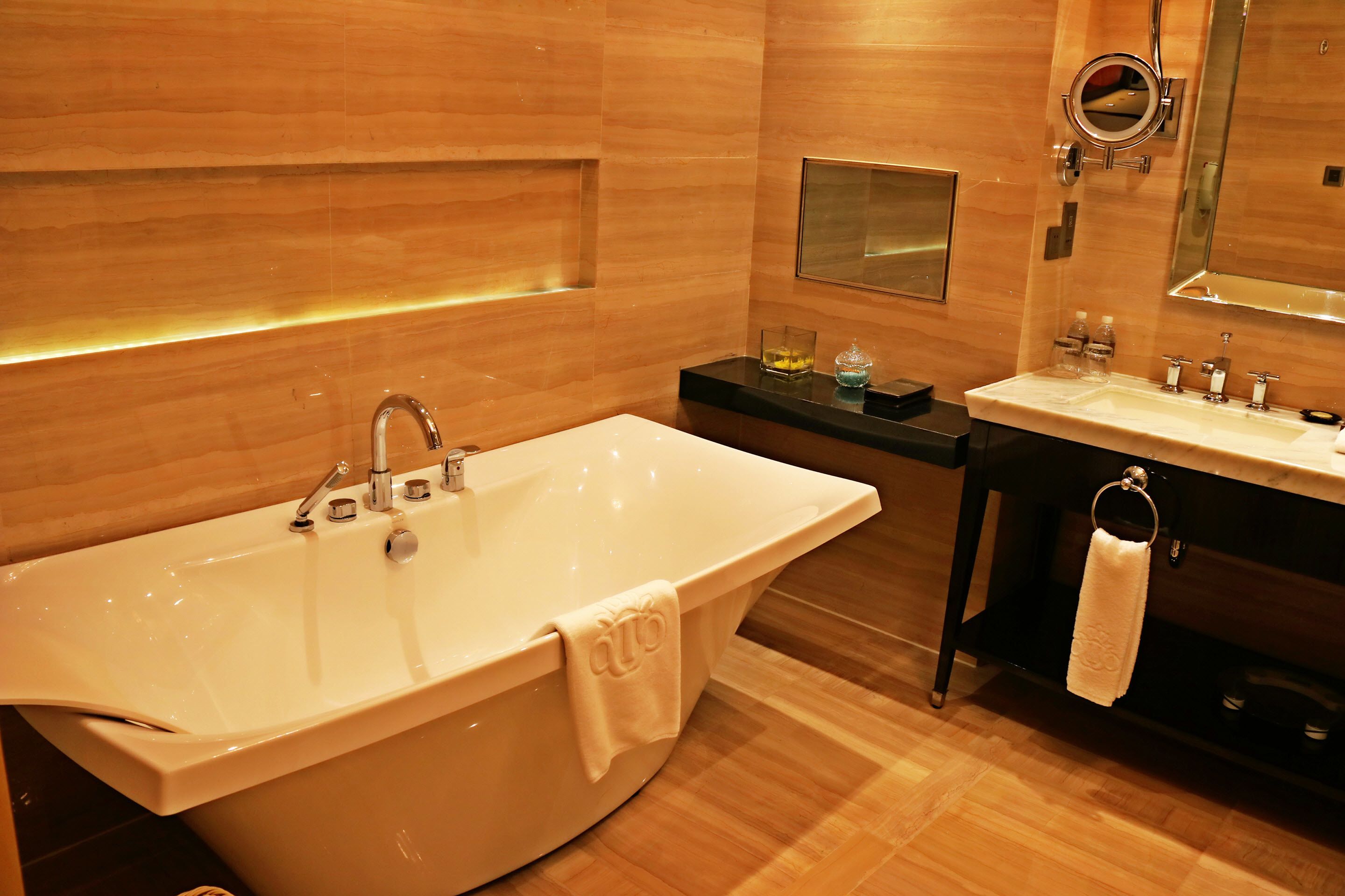 executive suite | bathroom | separate bathtub and shower, deep-soaking bathtub, rainfall showerhead