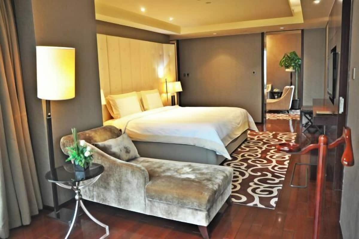 Frette Italian sheets, premium bedding, down duvets, pillow-top beds